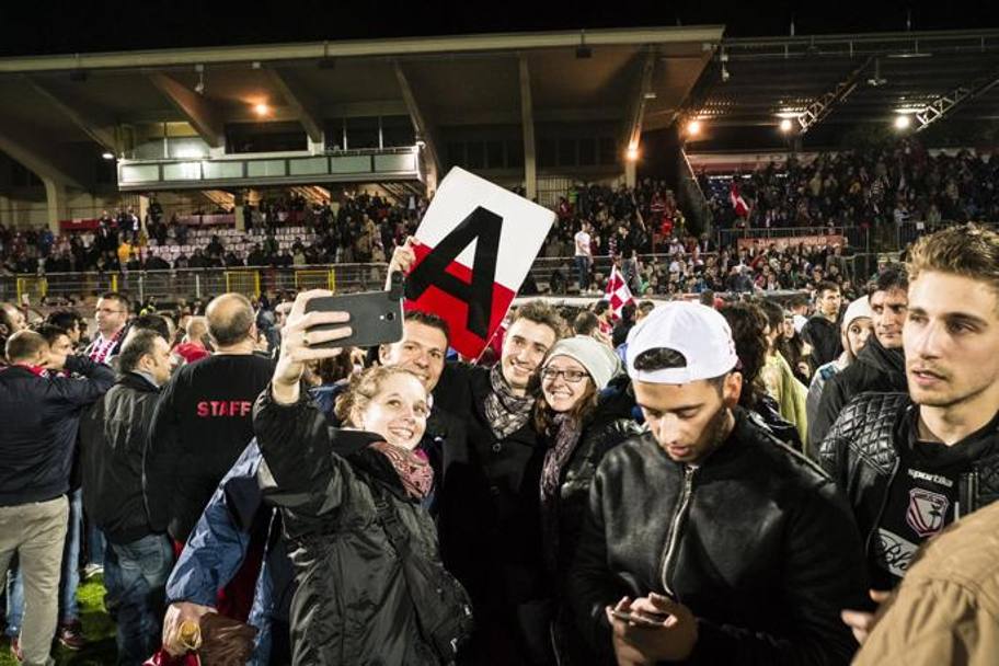 Un selfie che i tifosi del Carpi probabilmente ricorderanno a lungo.  Lapresse